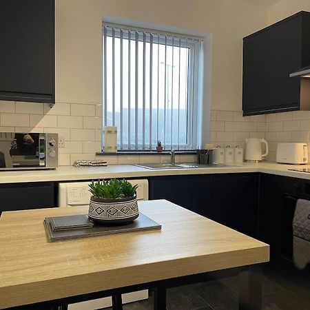 Stoke-on-Trent Modern Apartment With En-Suite & Private Kitchen מראה חיצוני תמונה