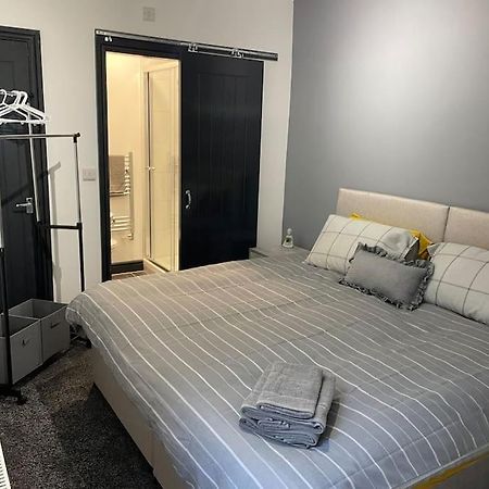 Stoke-on-Trent Modern Apartment With En-Suite & Private Kitchen מראה חיצוני תמונה
