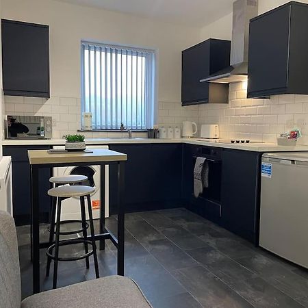 Stoke-on-Trent Modern Apartment With En-Suite & Private Kitchen מראה חיצוני תמונה