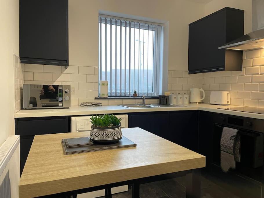 Stoke-on-Trent Modern Apartment With En-Suite & Private Kitchen מראה חיצוני תמונה