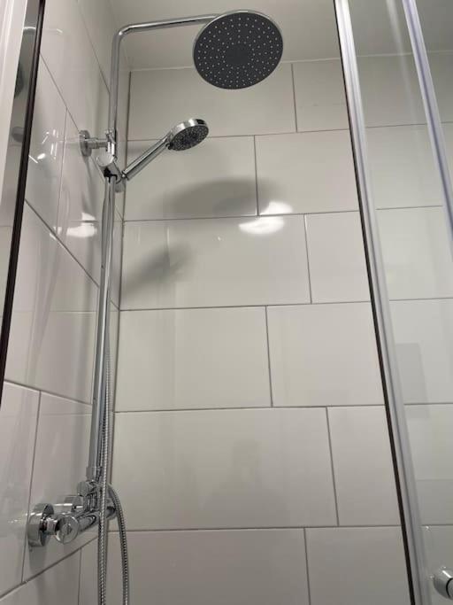 Stoke-on-Trent Modern Apartment With En-Suite & Private Kitchen מראה חיצוני תמונה