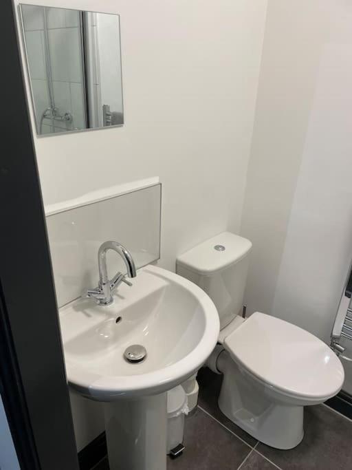 Stoke-on-Trent Modern Apartment With En-Suite & Private Kitchen מראה חיצוני תמונה