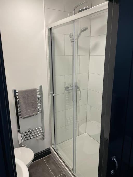 Stoke-on-Trent Modern Apartment With En-Suite & Private Kitchen מראה חיצוני תמונה