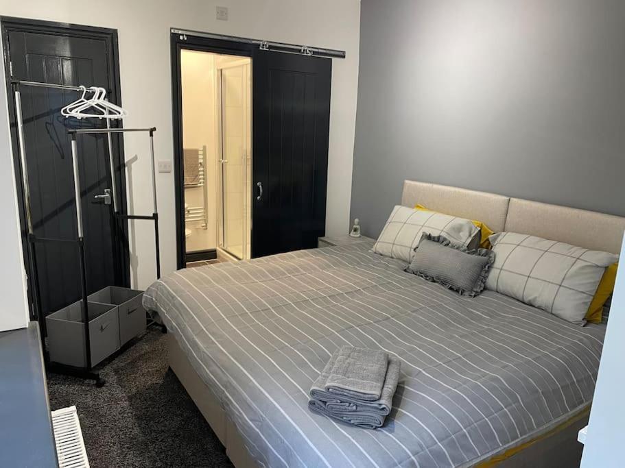 Stoke-on-Trent Modern Apartment With En-Suite & Private Kitchen מראה חיצוני תמונה