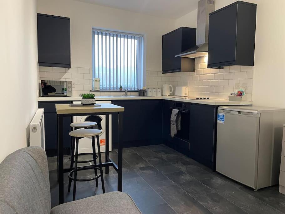 Stoke-on-Trent Modern Apartment With En-Suite & Private Kitchen מראה חיצוני תמונה